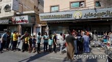 سلاح التجويع.. غزة عالقة بين القنابل وطوابير الخبز والاجتياح البري لها